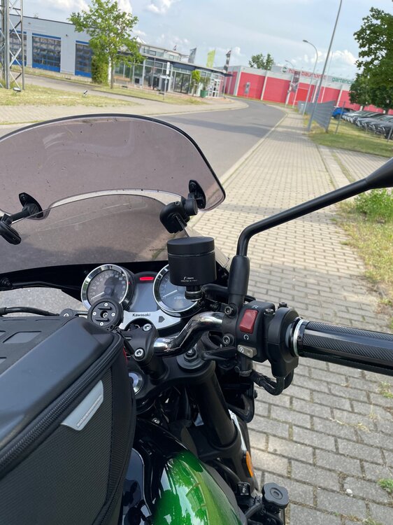 Z900RS Bremsflüssigkeitsbehälter vorne.JPG